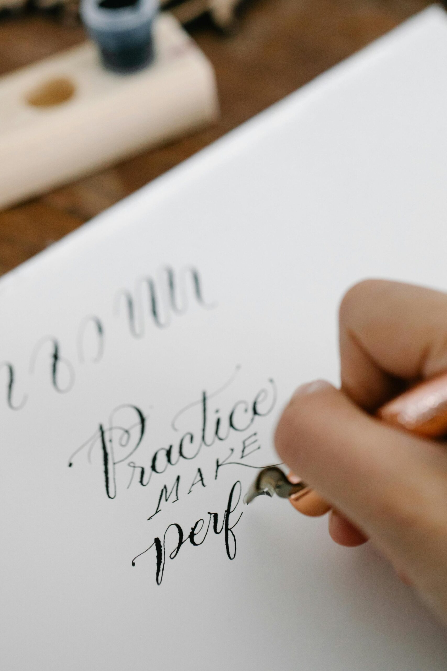 Imagen que indica cómo la presión social, por ejemplo en el lettering, técnica de escritura que busca la perfección puede hacer sentir depresion o ansiedad. 