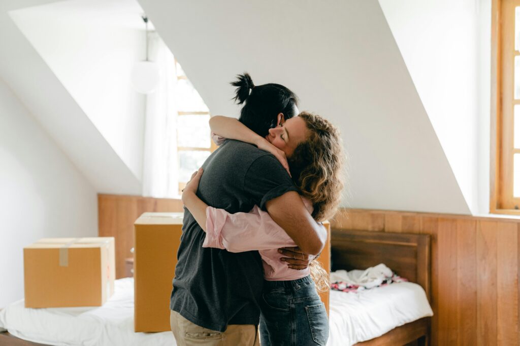 Pareja de adultos celebrando la convivencia juntos