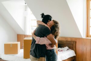 Pareja de adultos celebrando la convivencia juntos