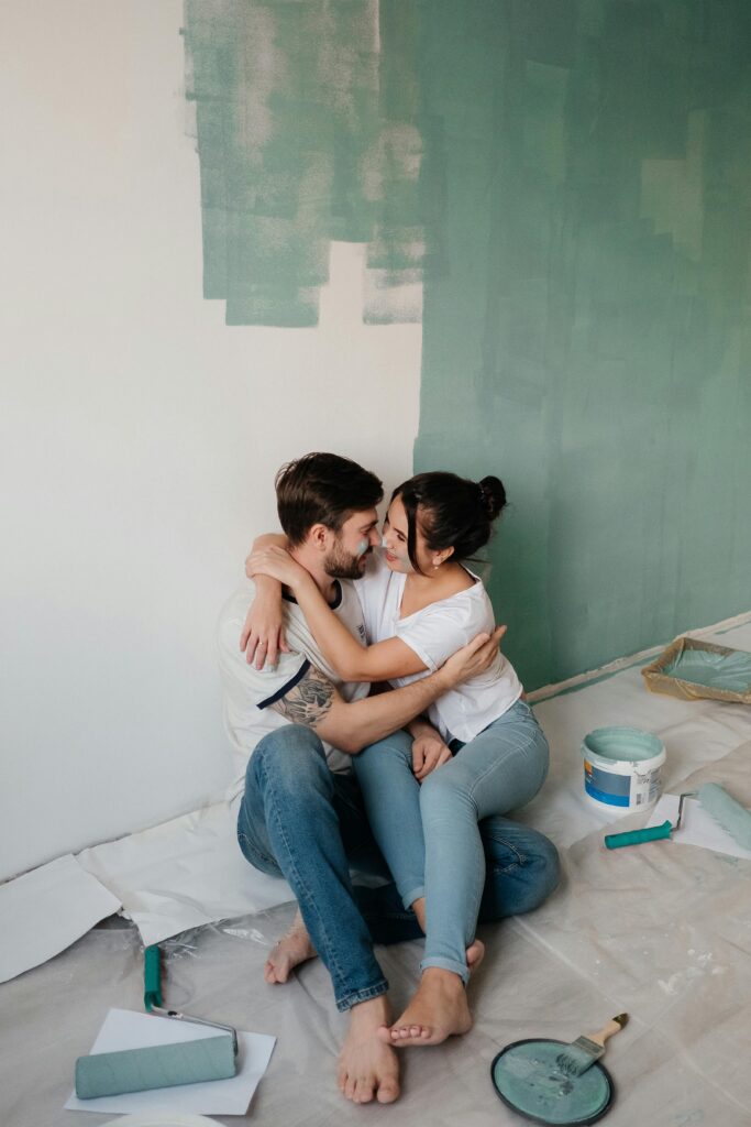 Imagen de dos adultos que están arreglando y reformando su casa para mudarse e iniciar una convivencia en pareja 