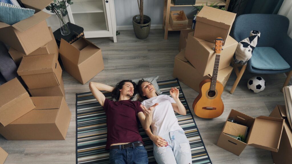 Imagen de dos adultos que acaban de mudarse para iniciar una convivencia en pareja 