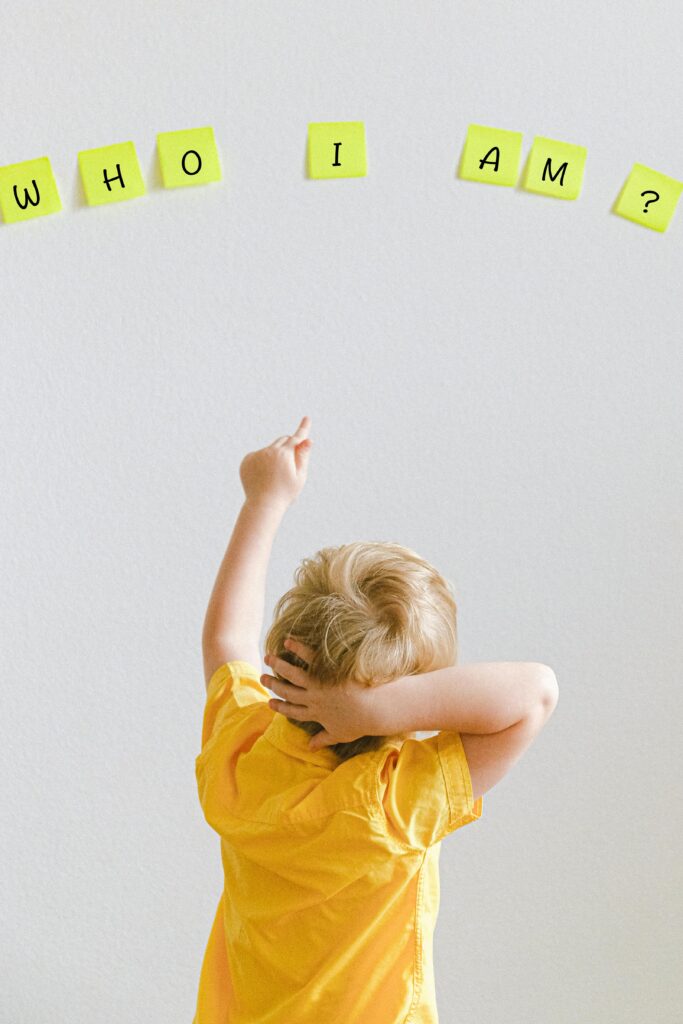 Imagen de un niño que se pregunta ¿Quién soy? Imagen que ilustra como comprender el sentido de lo que sentimos genera bienestar emocional y crecimiento personal 