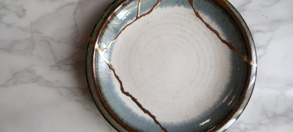 Muestra un plato reparado con oro a través de la técnica japonesa Kintsugi, que nos enseña, al igual que la psicoterapia psicoanalítica en Chamberí que las heridas, o las grietas se pueden transformar y sanar y que ese proceso da como resultado algo valioso.