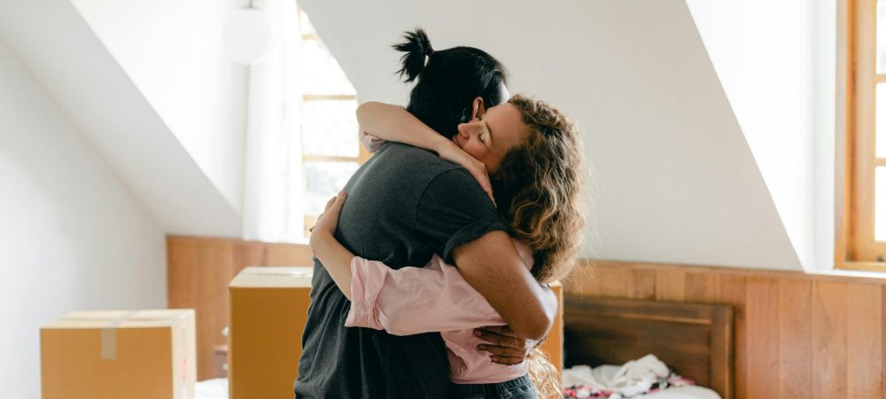 Pareja de adultos celebrando la convivencia juntos