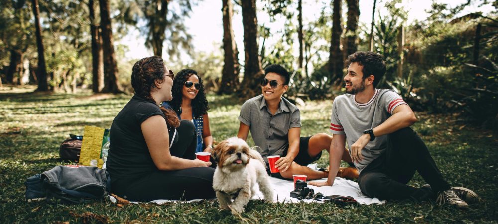 Grupo de amigos compartiendo intimidad emocional de forma cotidiana